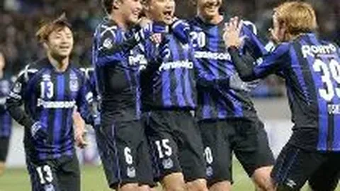 《球场上下的浪漫传奇：伯恩茅斯后卫塞内西与女足英豪鲍尔斯，英超甜蜜情侣携手闪耀！》