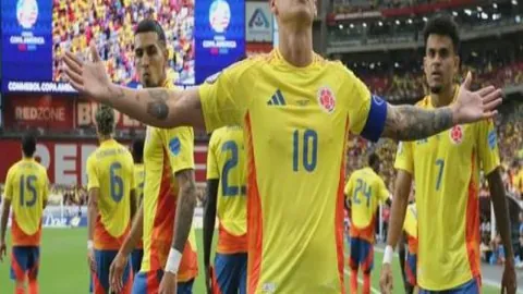 “甲亢哥全球走红背后：长城高空翻转表演、大妈亲密互动，C罗偶像跪谢致意”